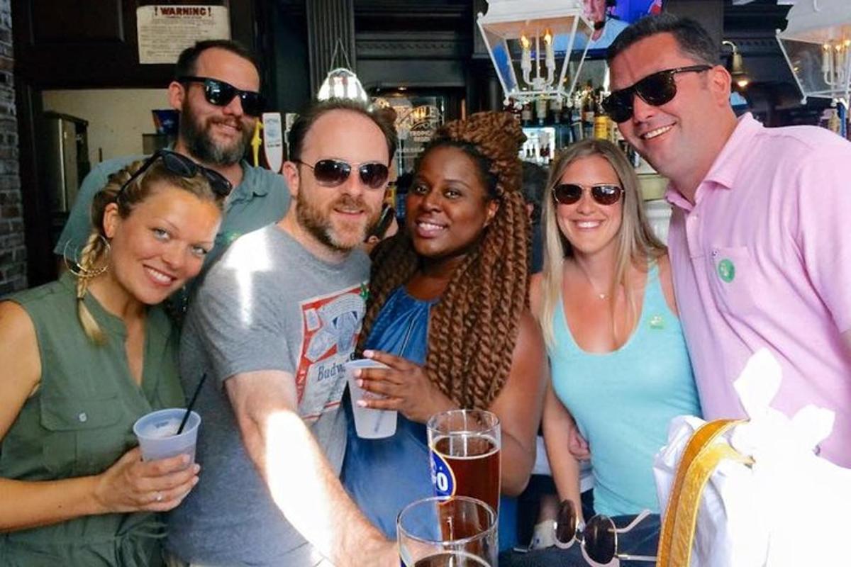 un grup de oameni care pozează pentru o fotografie la un bar