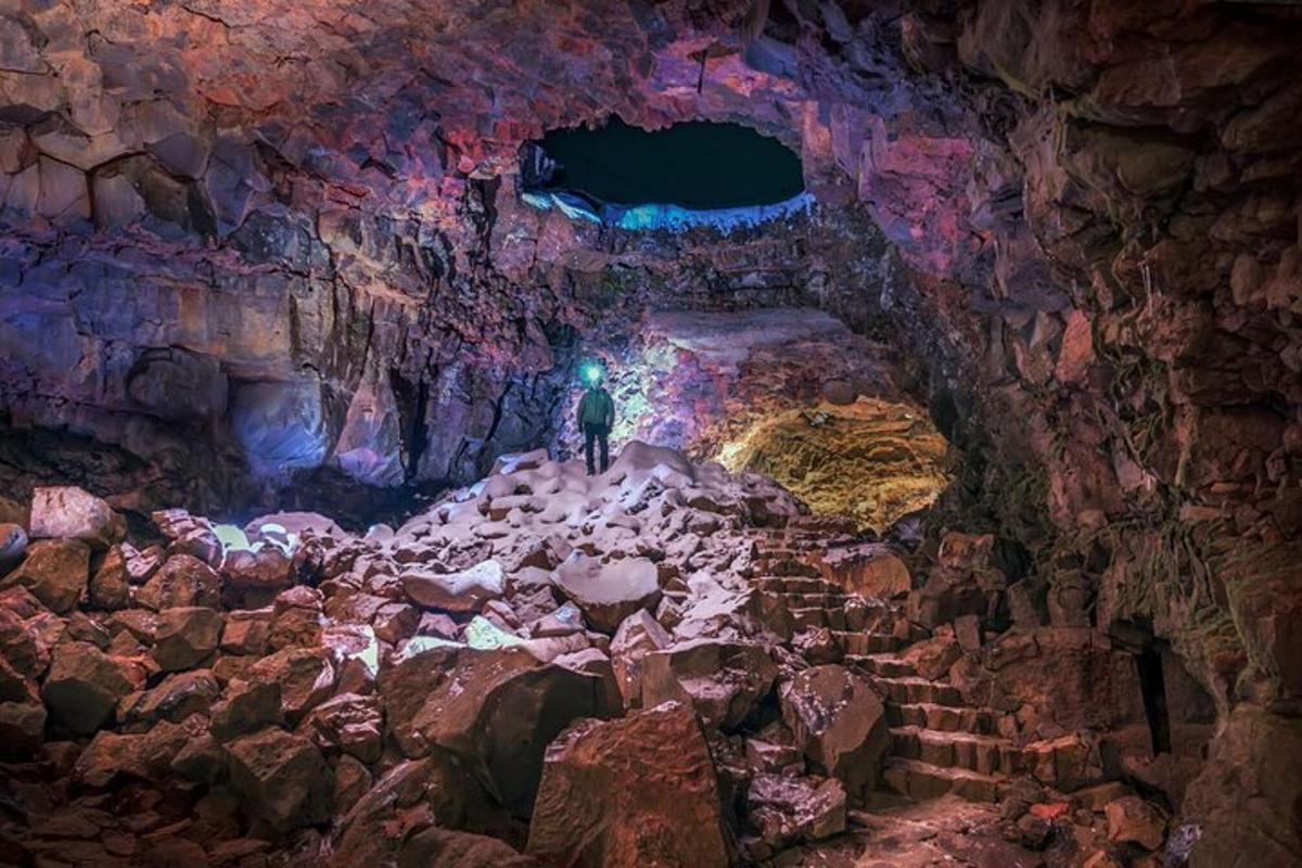 eine Person, die in einer Höhle mit Felsen steht