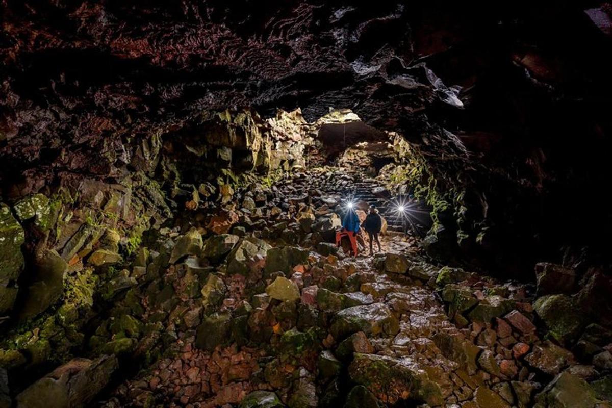 zwei Menschen, die nachts durch eine Höhle gehen