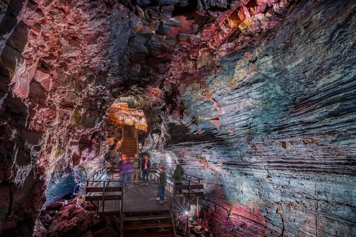 eine Höhle mit einem Gemälde an der Wand