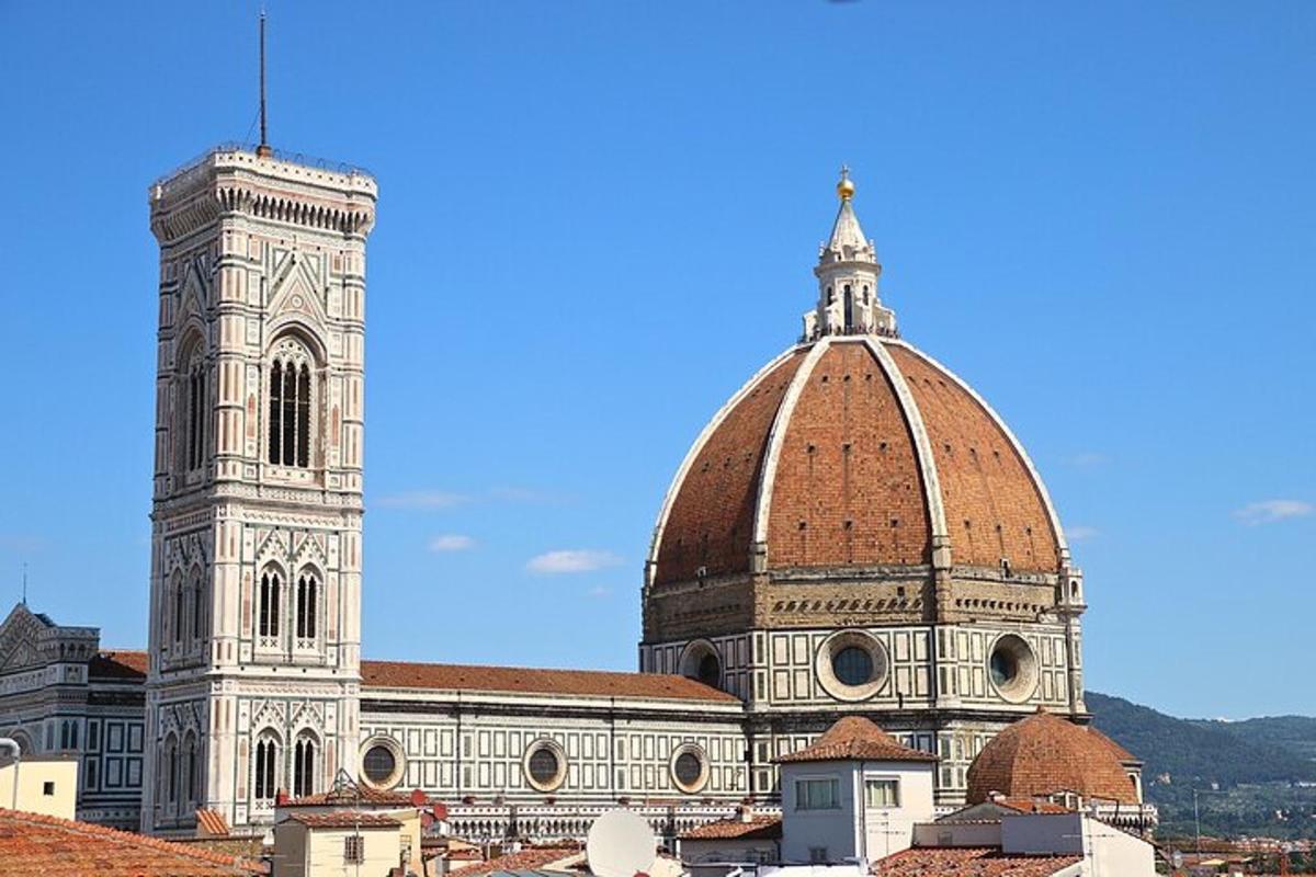 um grande edifício com uma torre e uma igreja