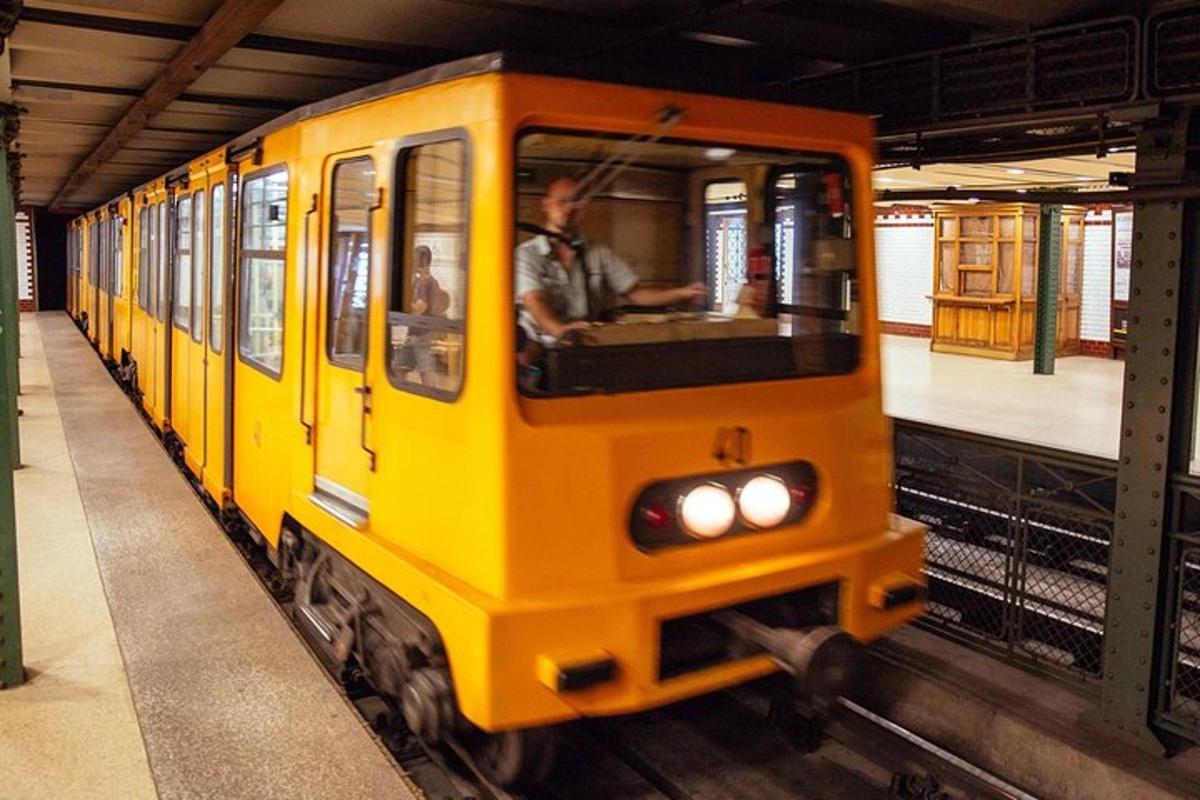 Žlutý vlak vjíždí na vlakové nádraží