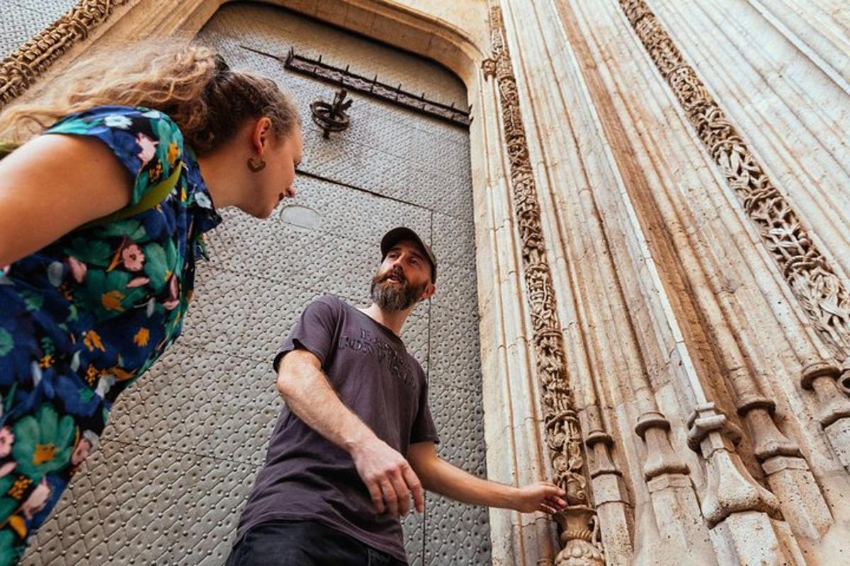 una donna che parla con un uomo davanti a un edificio