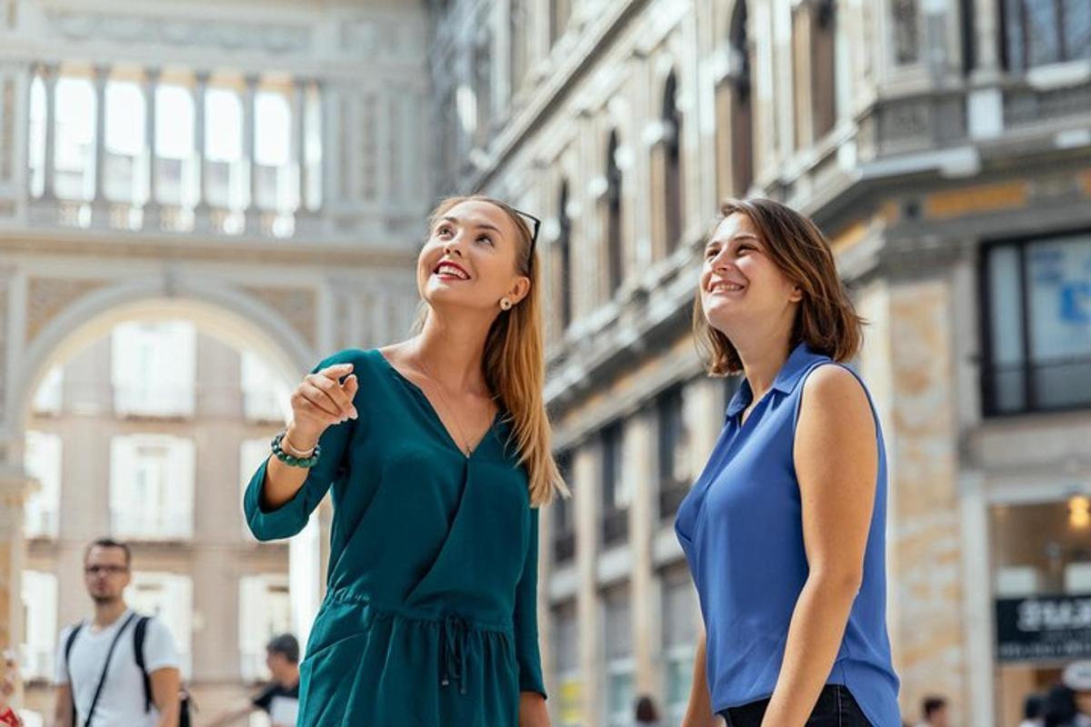 due donne in piedi una accanto all'altra su una strada cittadina