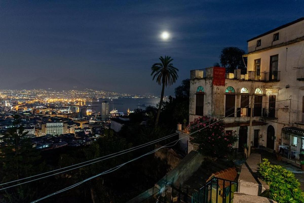 una vista di una città di notte con la luna