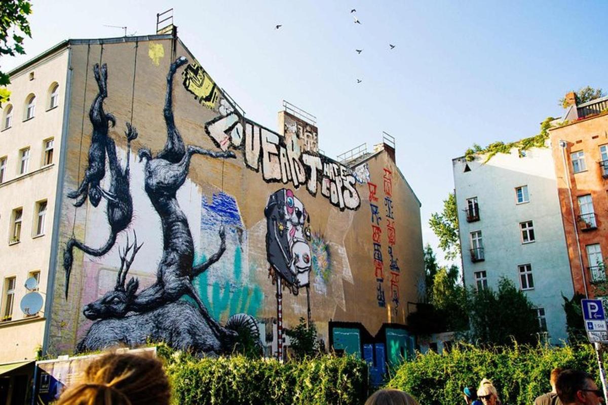 un edificio con un murale sul lato