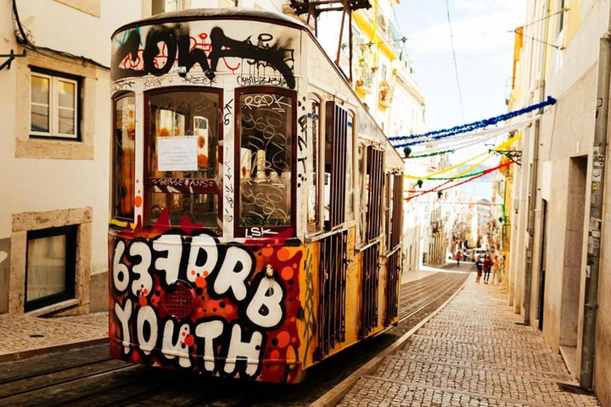 tramvaj pokrytá graffiti na ulici