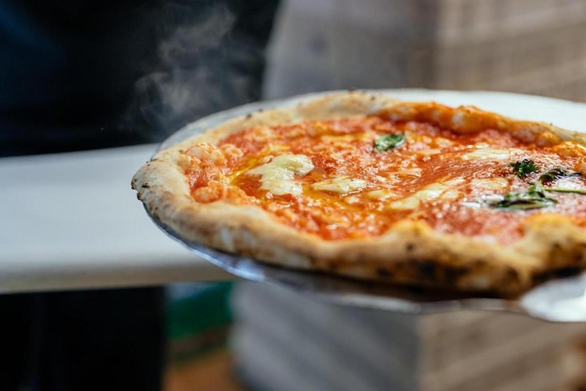 egy pizza egy tepsi tetején