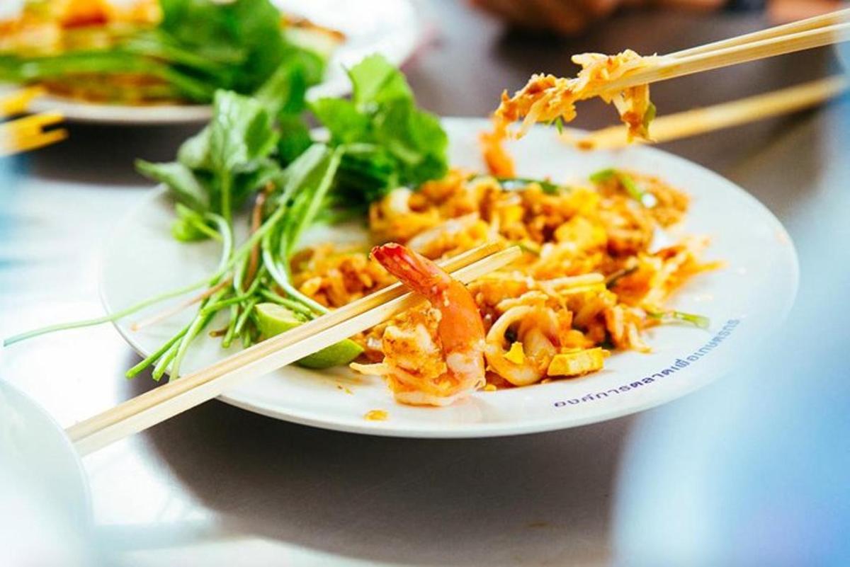sepinggan makanan dengan udang dan sayur-sayuran dengan penyepit