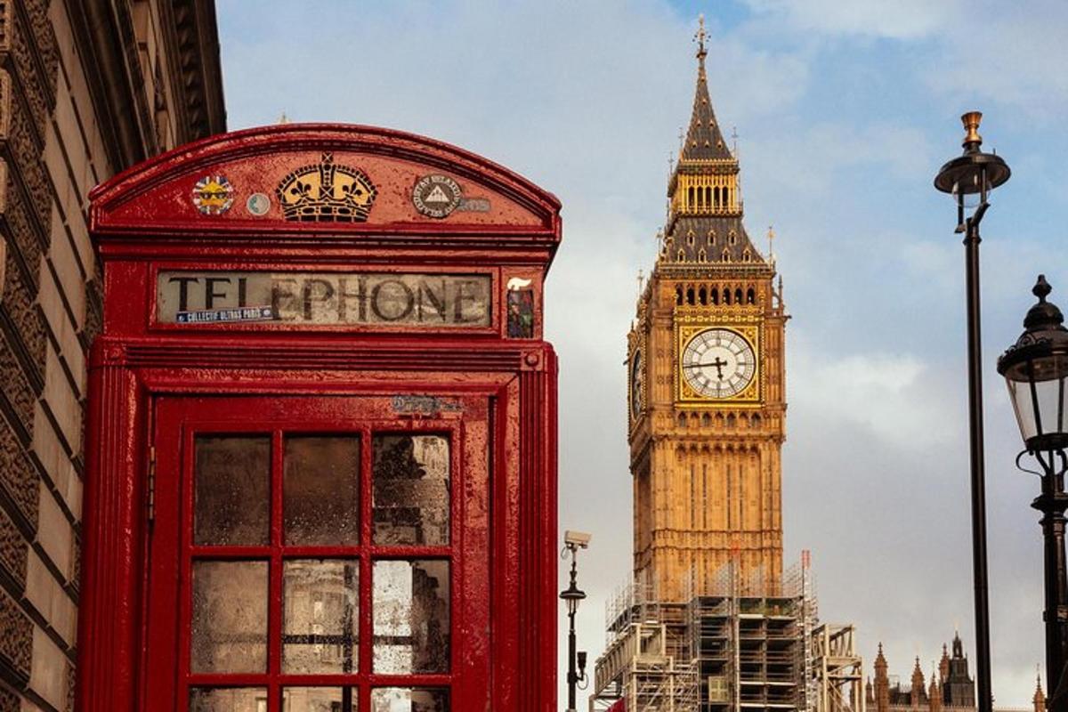 una cabina telefònica vermella davant del Big Ben