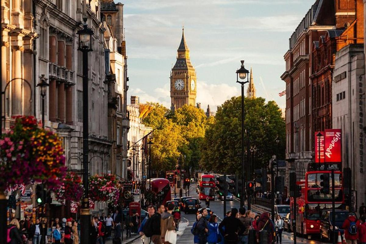 un carrer concorregut de la ciutat amb una torre del rellotge i el Big Ben