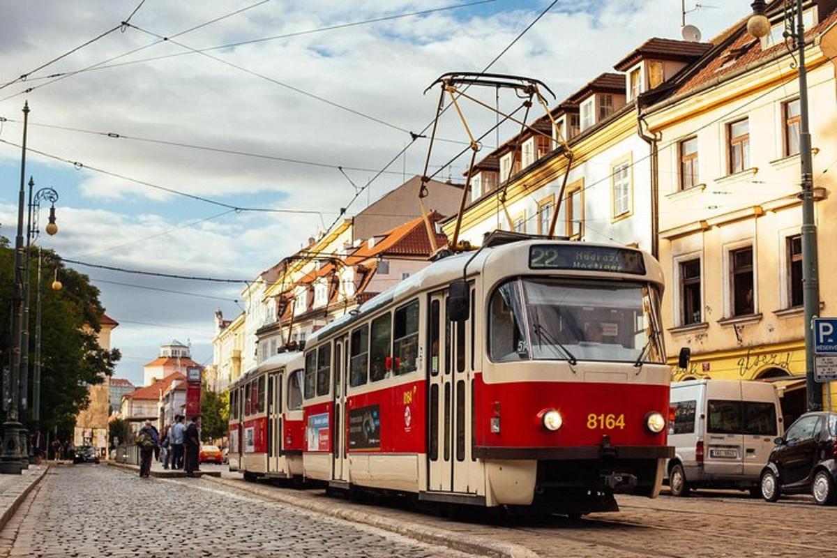 um bonde vermelho e branco em uma rua da cidade