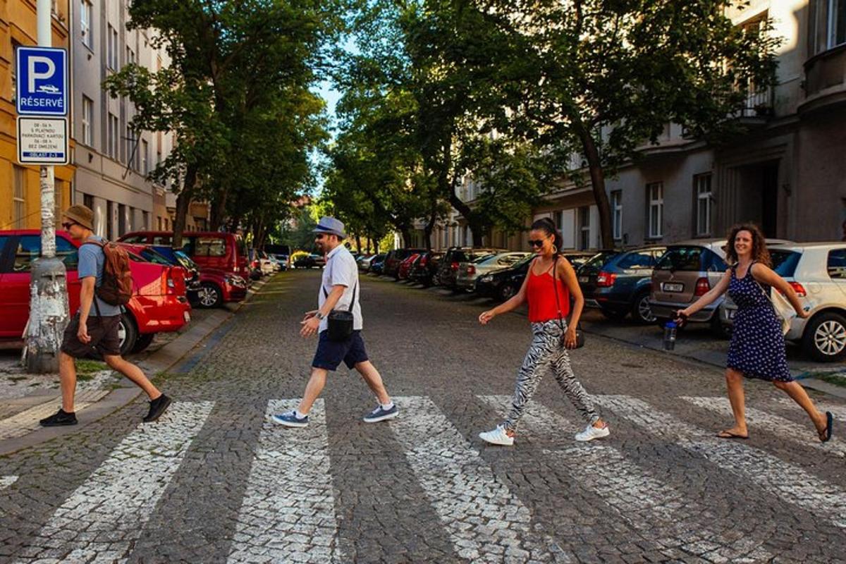 un gruppo di persone che attraversano una strada