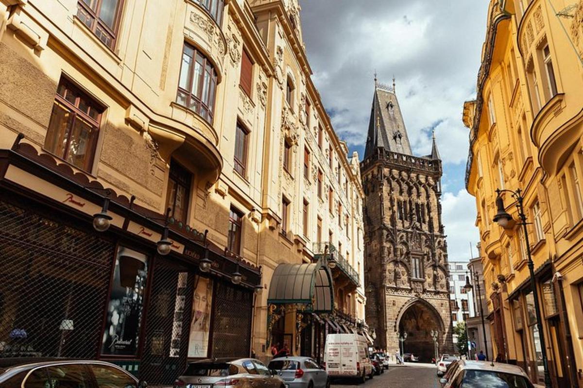 uma rua da cidade com prédios e uma torre do relógio