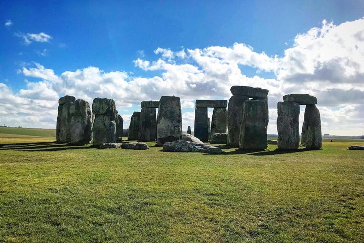 um grupo de formações de stonehenge em um campo