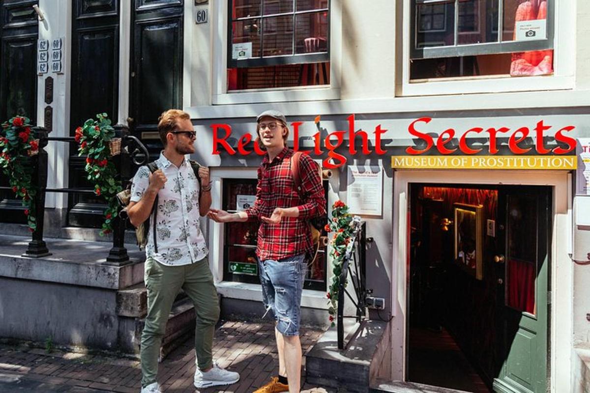 dva muži jdoucí před restaurací