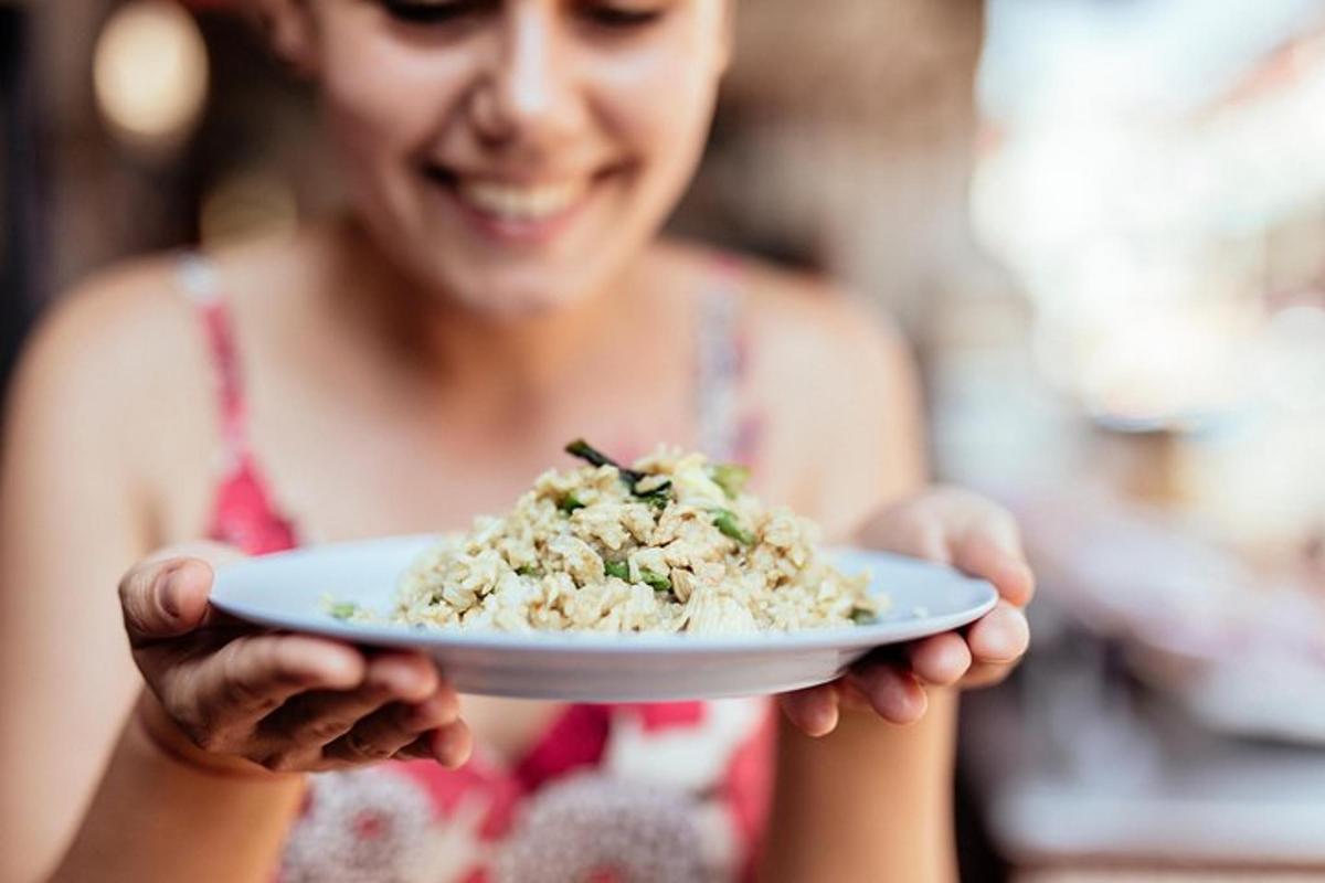 uma mulher está segurando um prato de comida