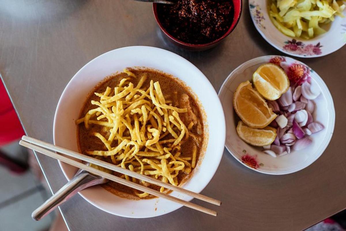 uma mesa com uma tigela de sopa e um prato de comida