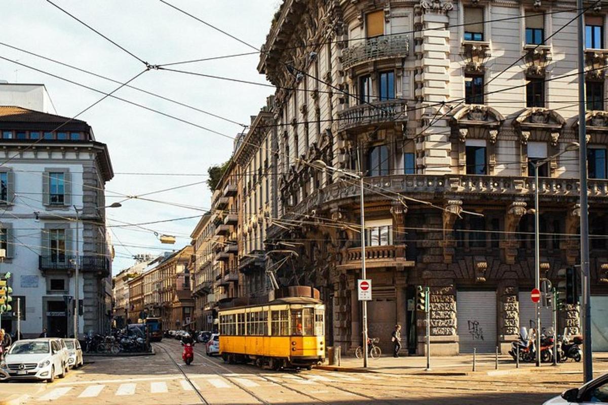 ein gelber Einkaufswagen auf einer Straße vor einem Gebäude