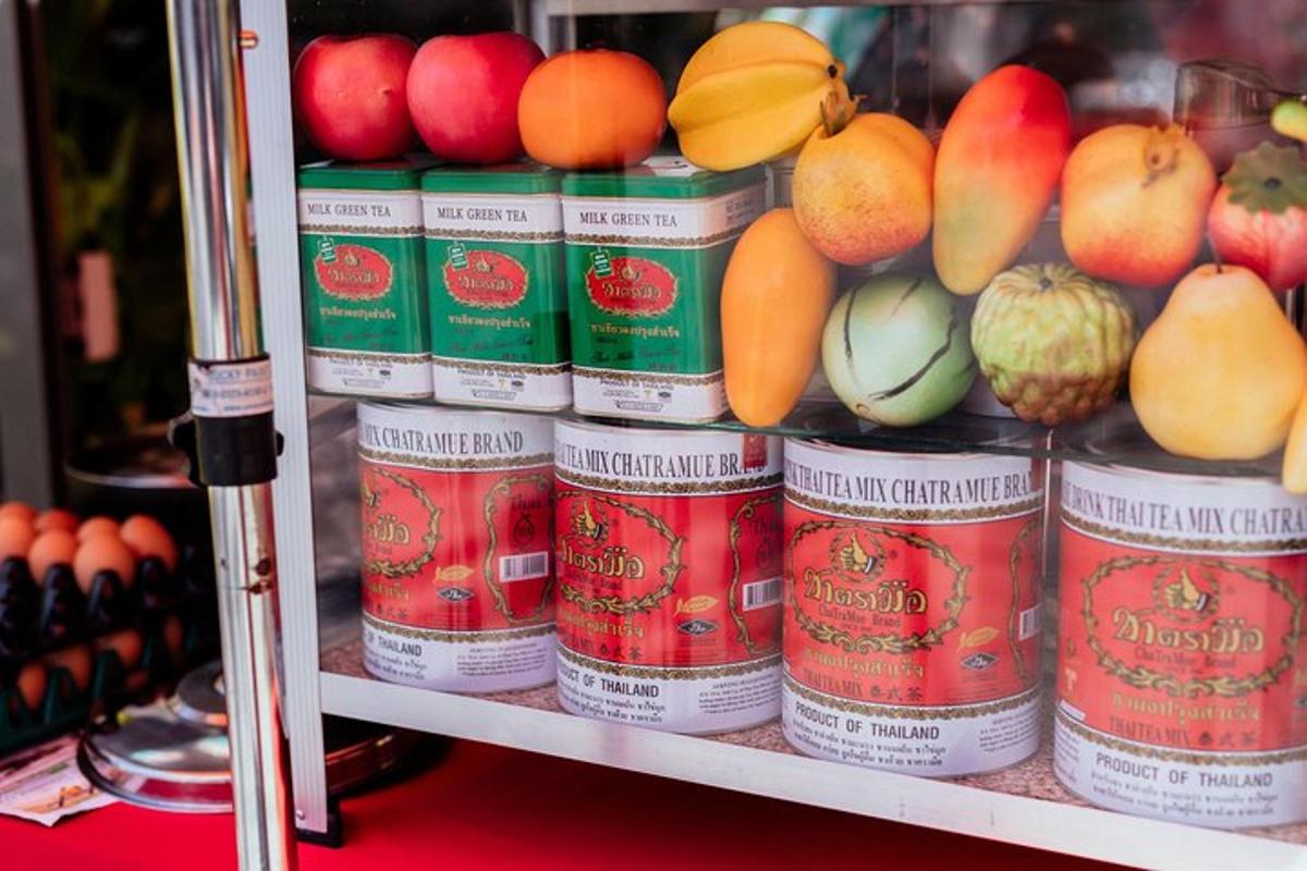 uma exposição de frutas e vegetais enlatados em uma prateleira
