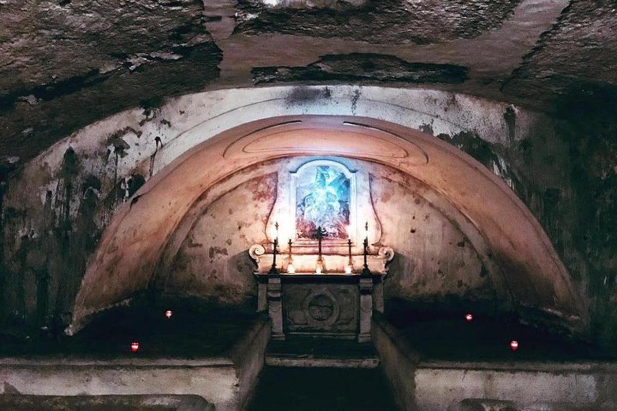 väike kabel tunnelis vitraažaknaga