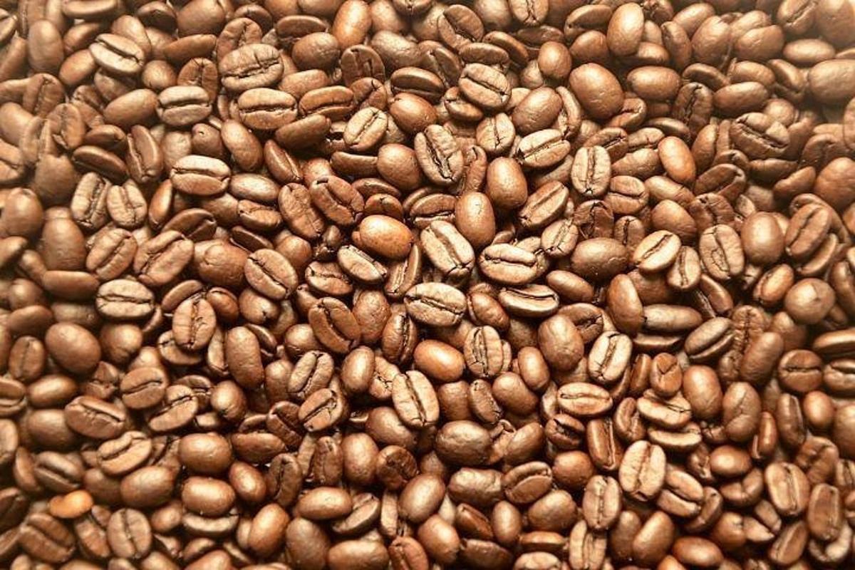 un primo piano di un mucchio di chicchi di caffè