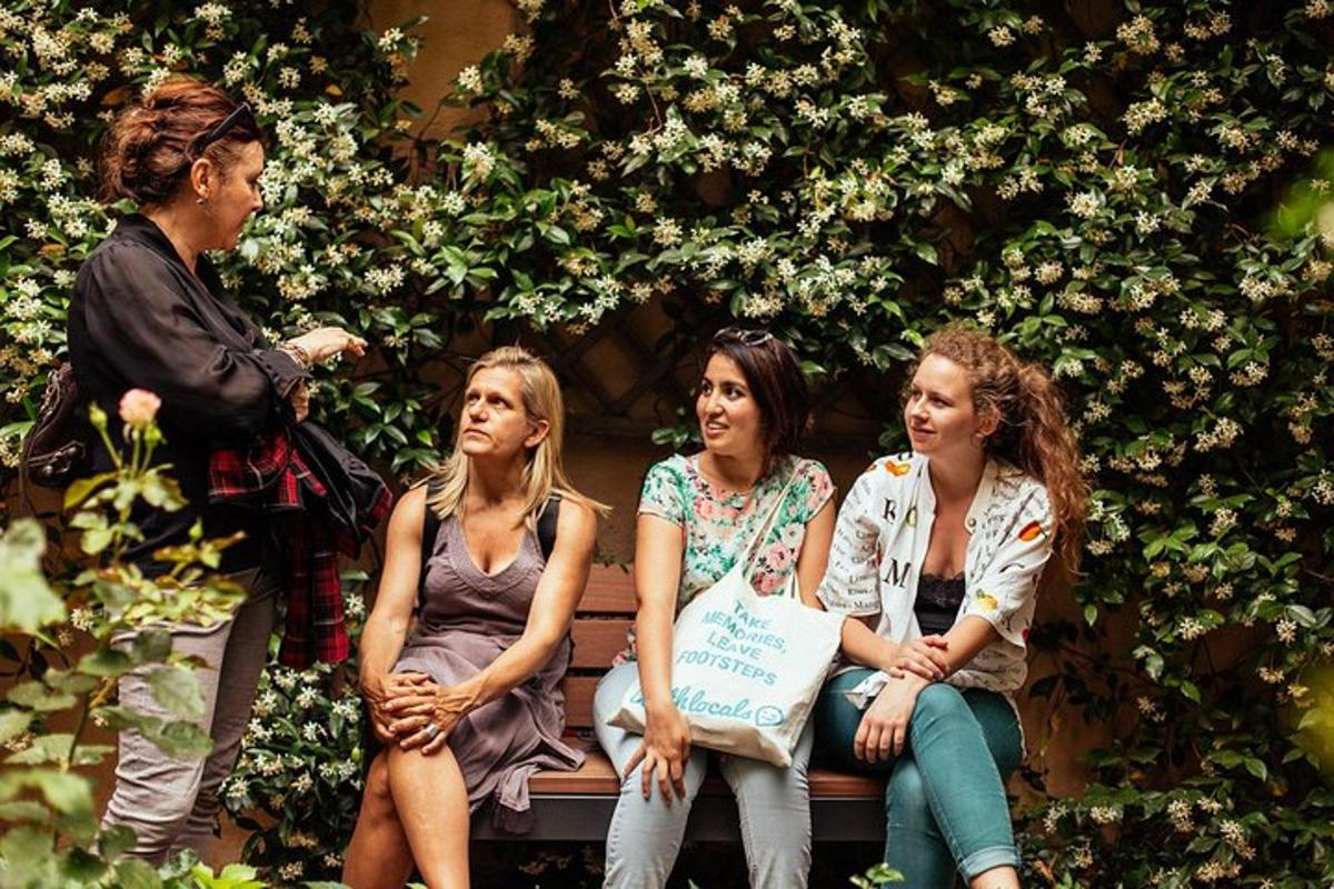 un grupo de mujeres sentadas en un banco