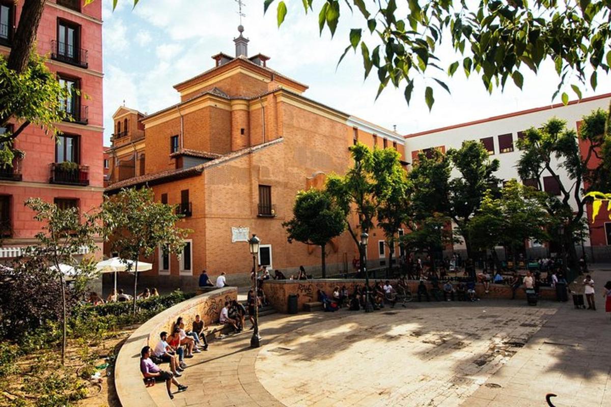 un gruppo di persone sedute davanti a un edificio