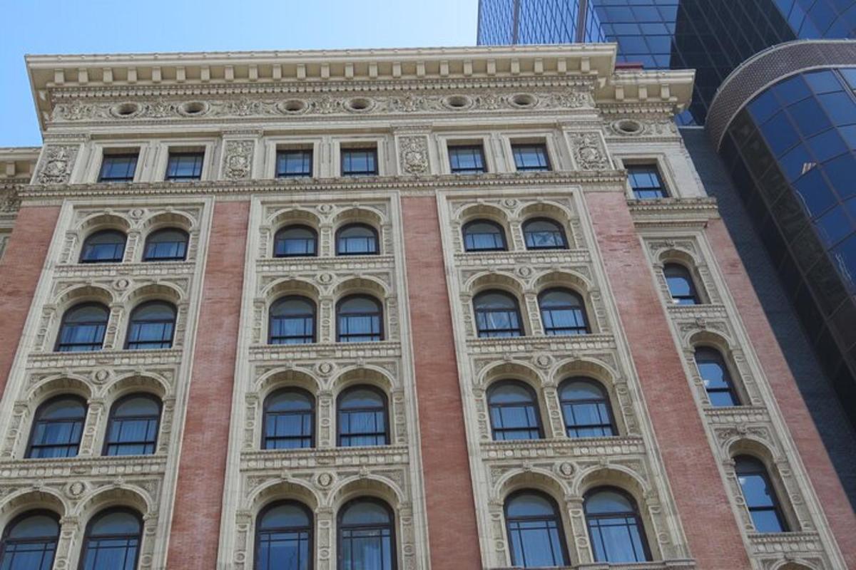 Un edificio alto de ladrillo con muchas ventanas.