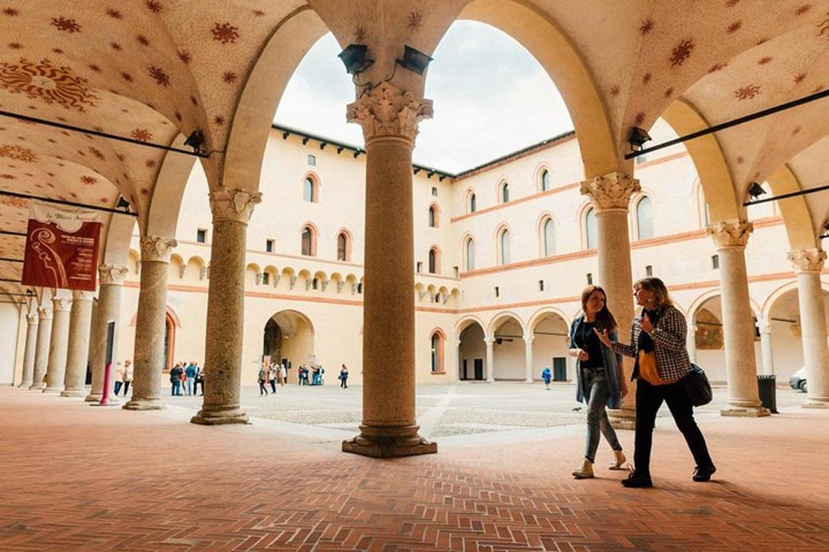 due persone in piedi in un edificio con colonne