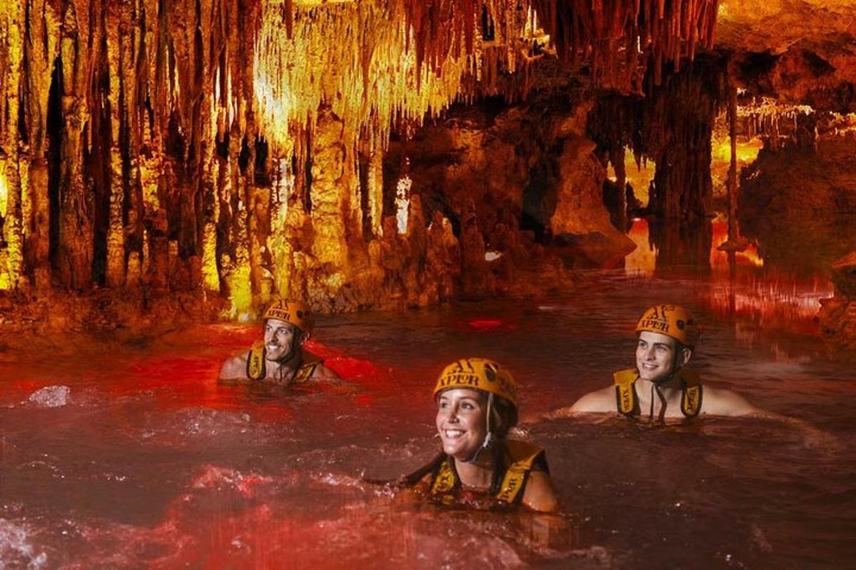 drei Menschen in einem Fluss in einer Höhle