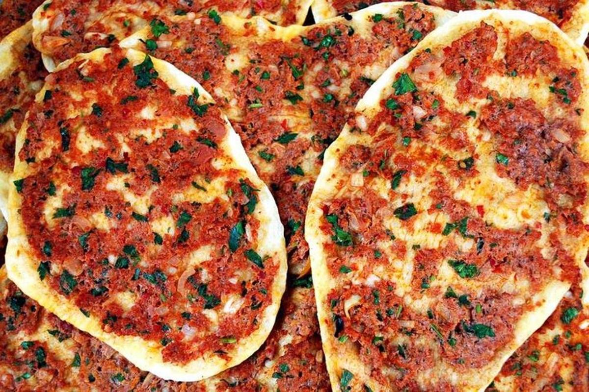 dvě pizzy ležící na stole