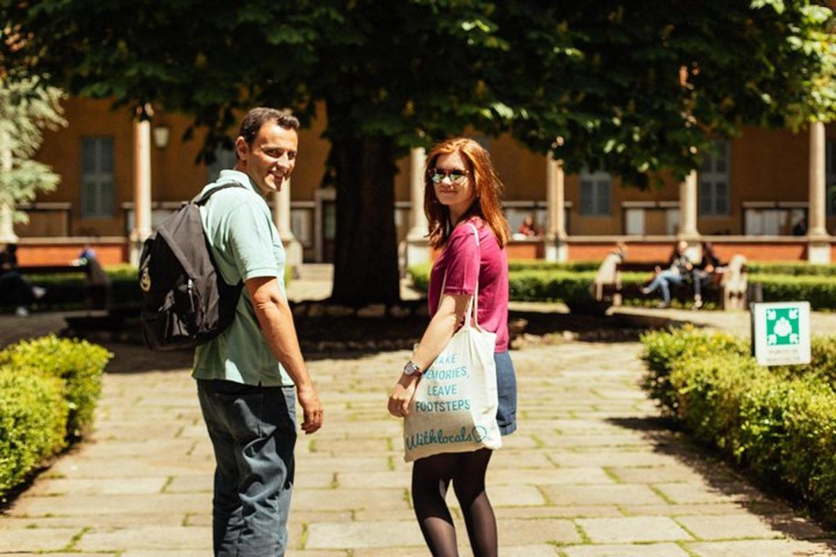 un home i una dona caminant per un parc