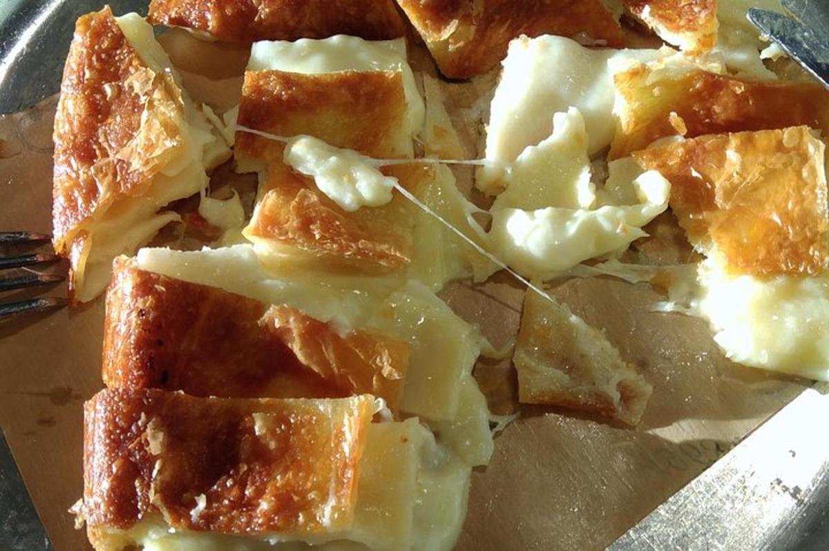 kup hrane na krožniku s sirom