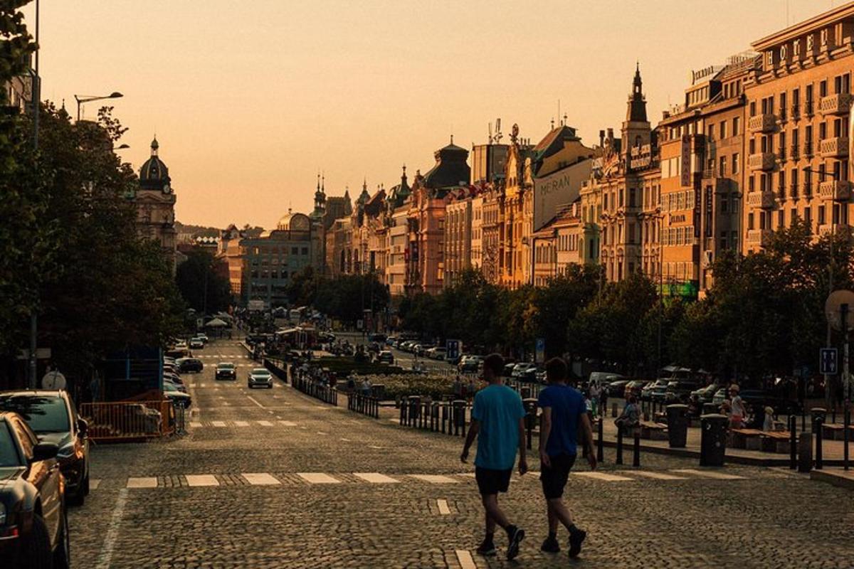 dwie osoby idące ulicą w mieście