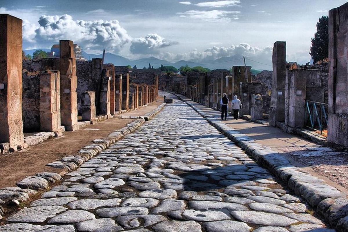 una strada acciottolata tra le rovine di un edificio