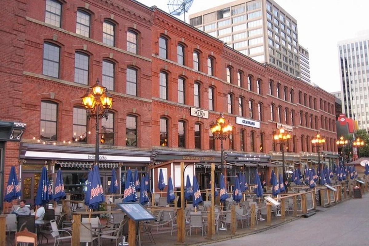 一座前面挂着一堆旗帜的建筑物