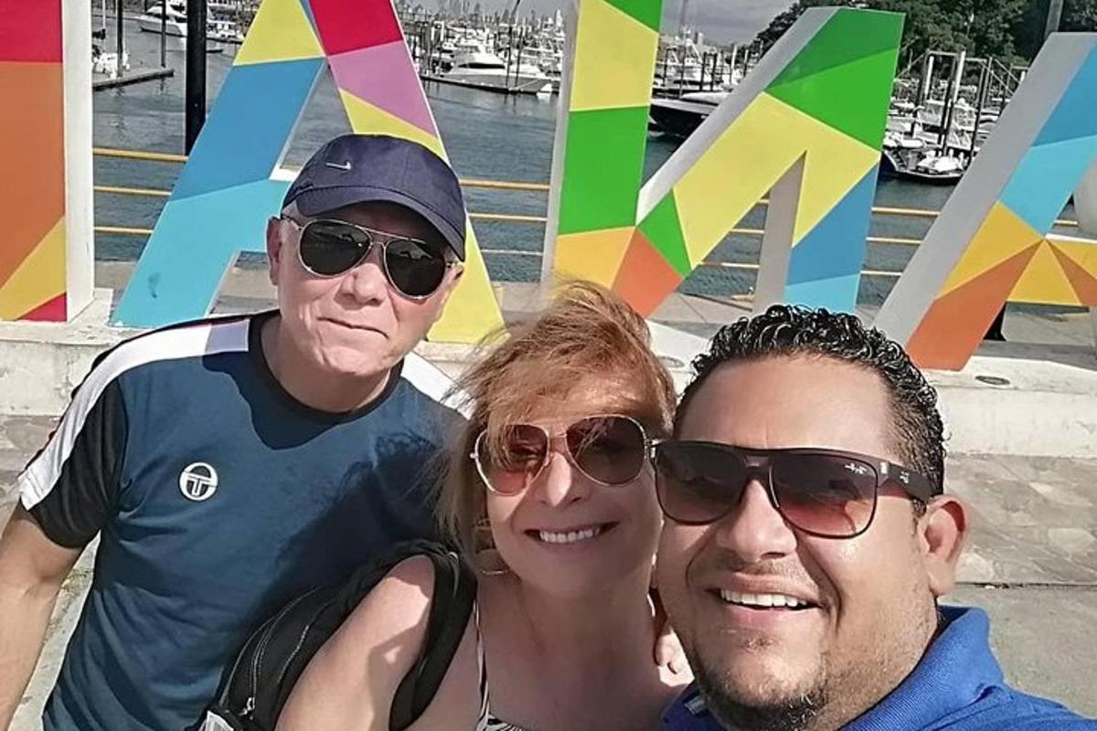 due uomini e una donna posano per una foto