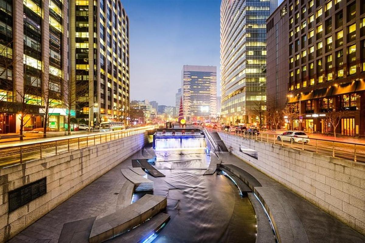 una strada con panchine in una città di notte