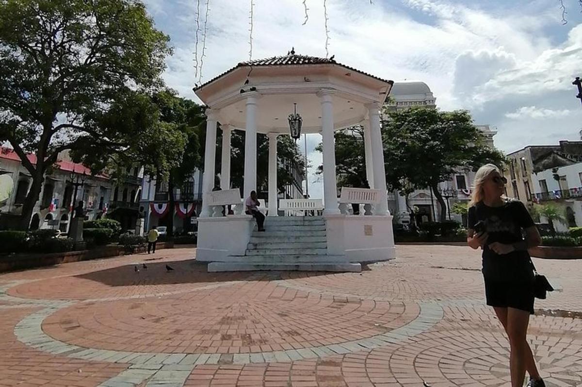 una donna che cammina davanti a un gazebo bianco