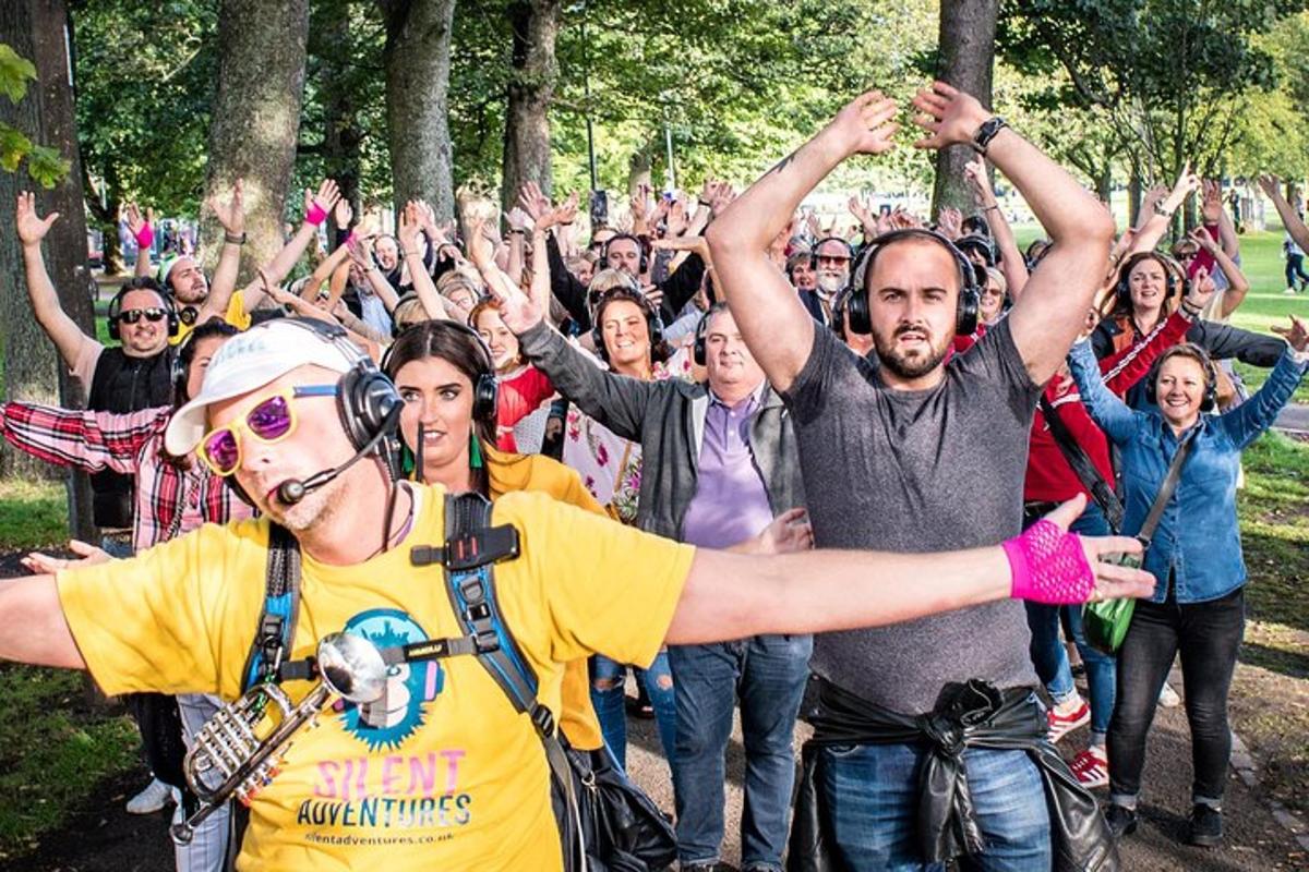 suur grupp inimesi seisab pargis