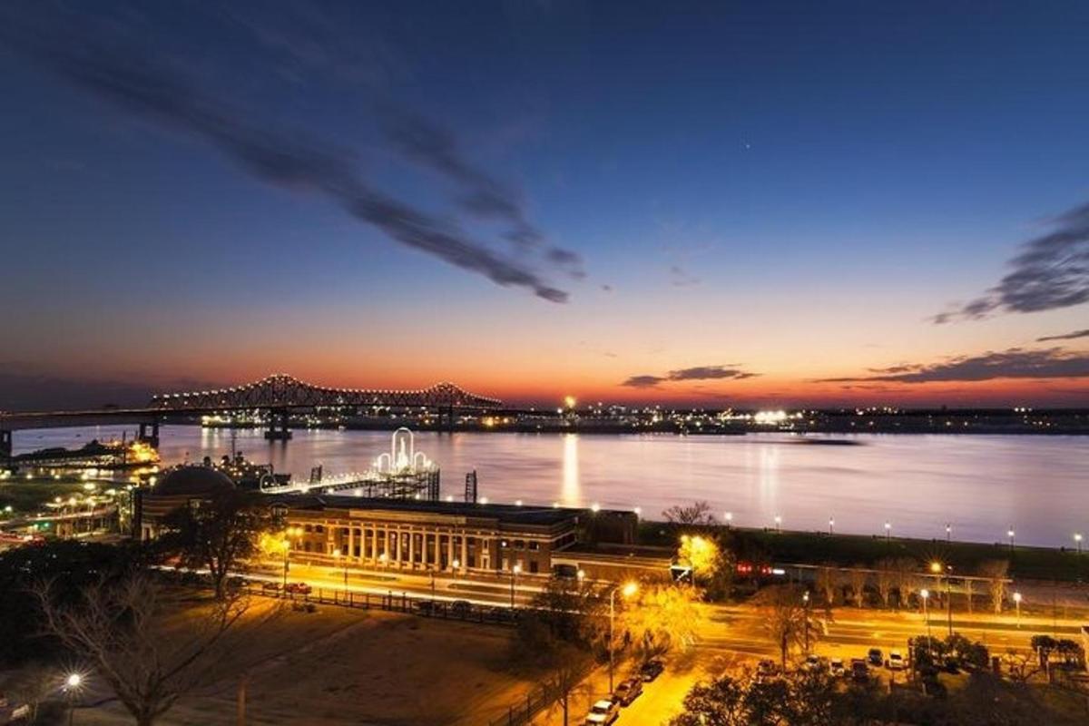Una vista de un río por la noche con una ciudad.