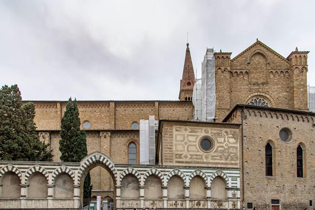 Un gran edificio de ladrillo con una torre y una iglesia.