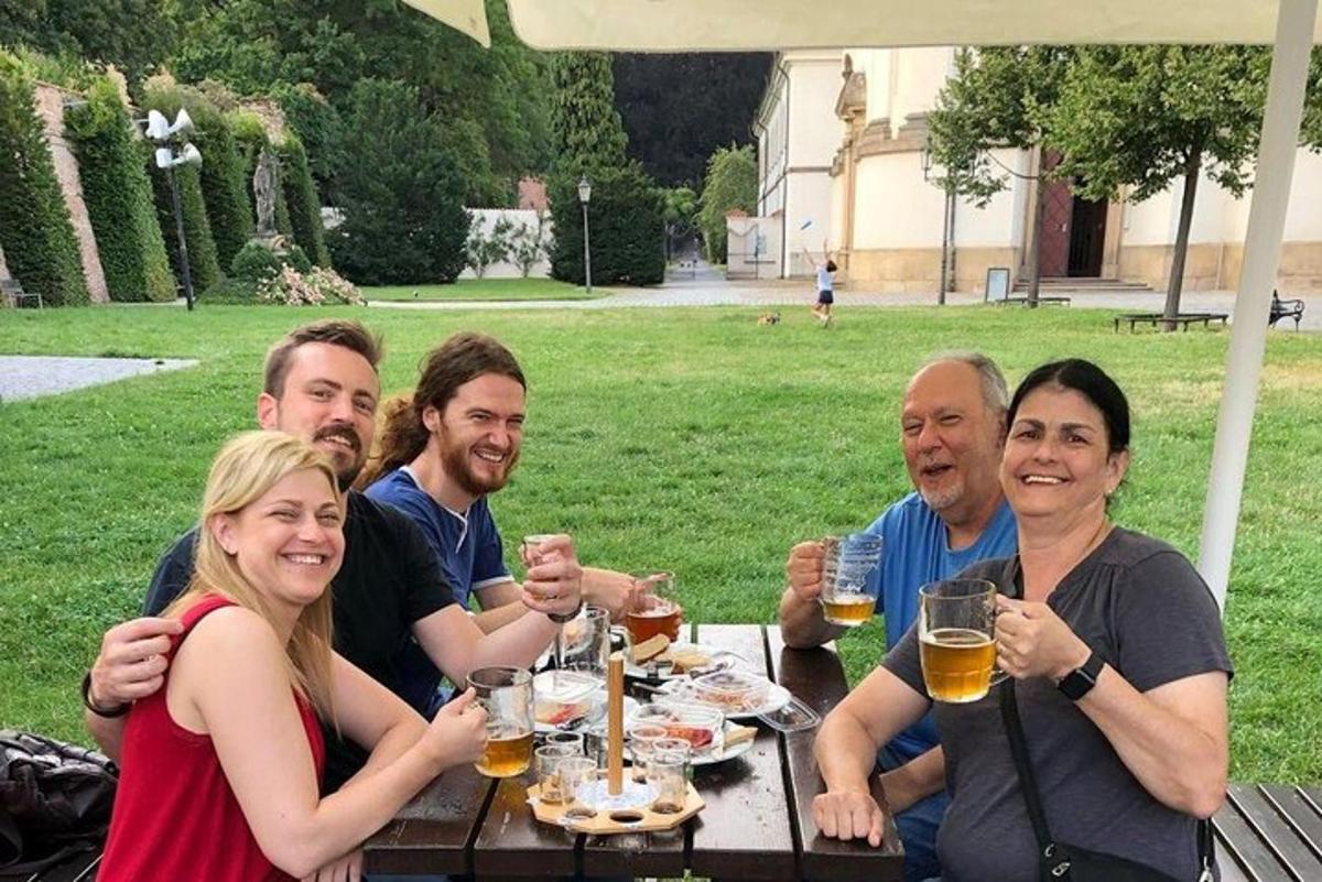 grupp inimesi istub laua taga ja joob õlut