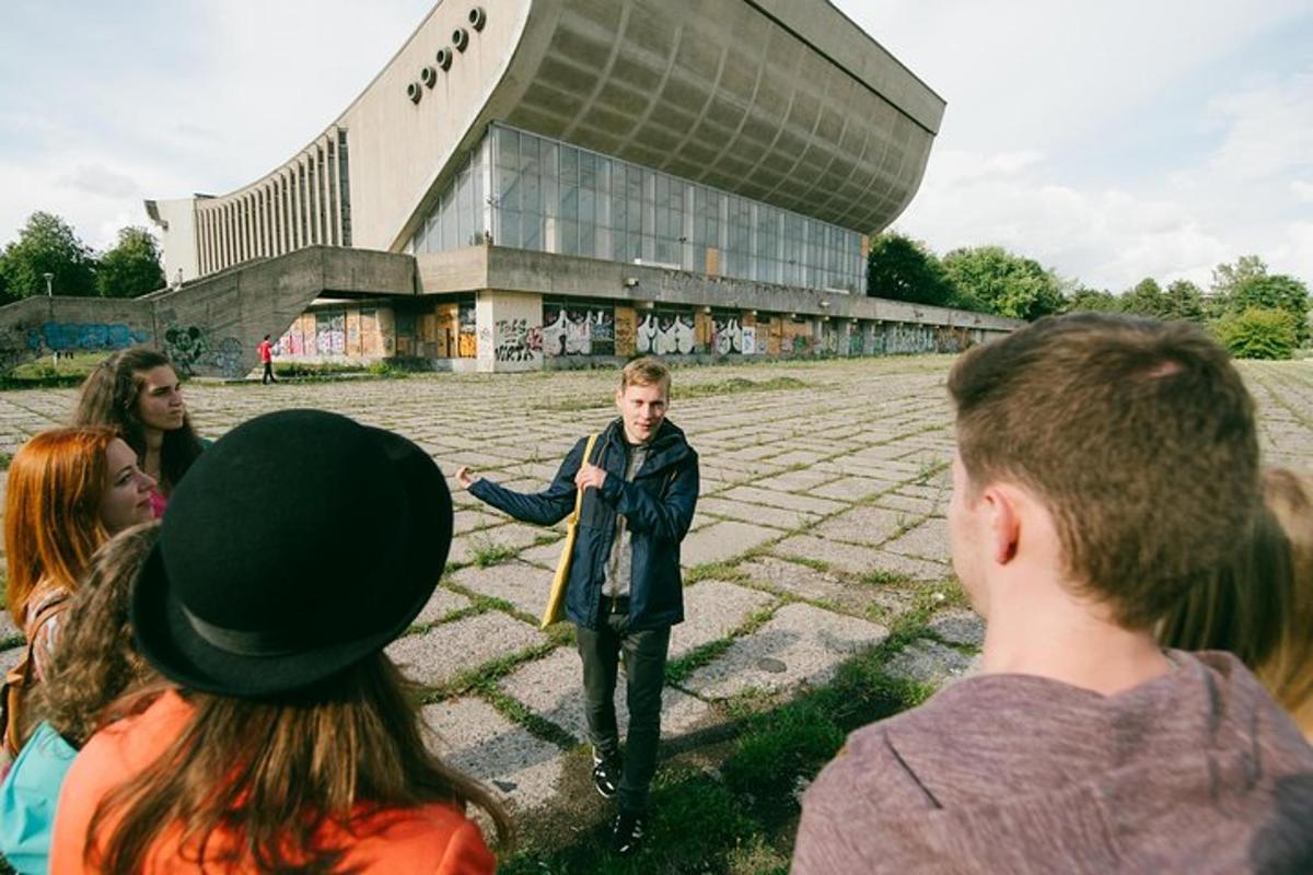 muž stojící před skupinou lidí