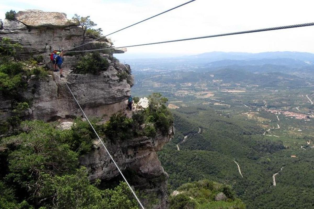 seseorang di garis zip di atas gunung