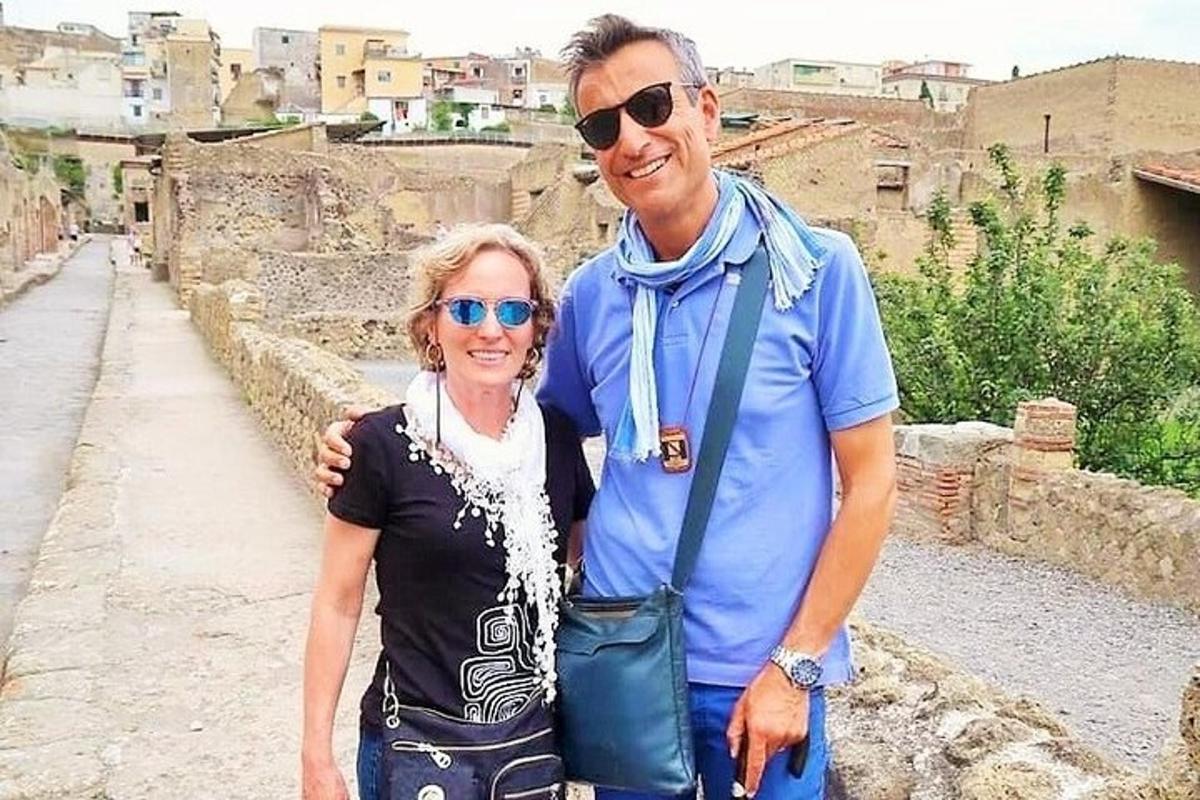 un bărbat și o femeie care pozează pentru o fotografie pe stradă