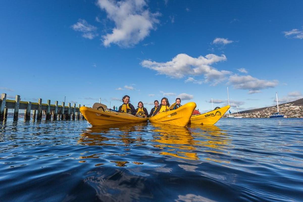 sekelompok orang dengan kayak kuning di atas air
