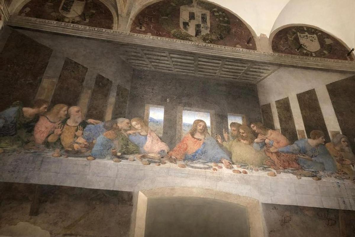 uma pintura de um grupo de pessoas em uma parede