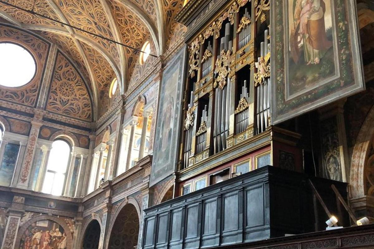 uma sala grande com um grande órgão em um prédio